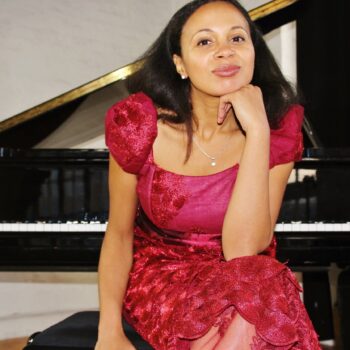 Rebeca Omordia